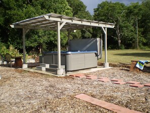 Outdoor spa tub