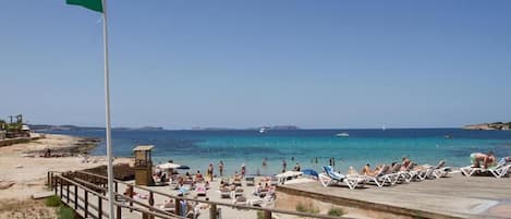 Una spiaggia nelle vicinanze