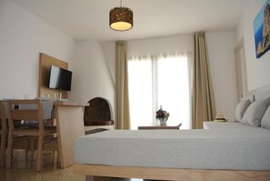 In-room safe, desk, blackout curtains, iron/ironing board - Apartamentos El Moro (Sant Antoni de Portmany)