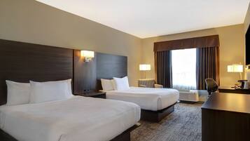 Zimmer, 2 Queen-Betten, Nichtraucher | Schreibtisch, laptopgeeigneter Arbeitsplatz, Verdunkelungsvorhänge