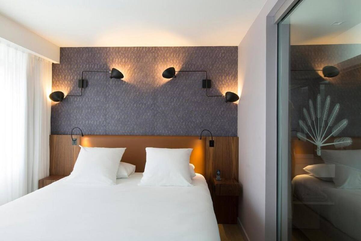 executive room, 1 king bed, non smoking (larger room) | premium bedding, free minibar, in-room safe, soundproofing