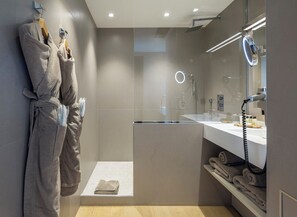 Designer toiletries, hair dryer, towels, soap - Hotel l'Arbre Voyageur (Lille)