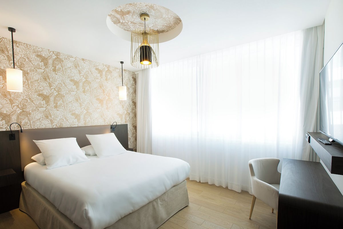 Ropa de cama de alta calidad y artículos del minibar gratis