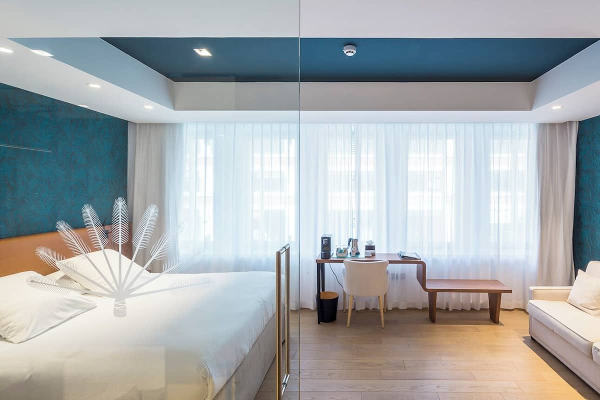 Habitación exclusiva | Ropa de cama de alta calidad y artículos del minibar gratis
