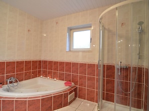 Shower, jetted tub - Holiday Home in Waimes with Pool & Sauna (Waimes)