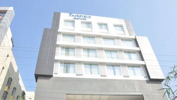 Vista frontal de la propiedad