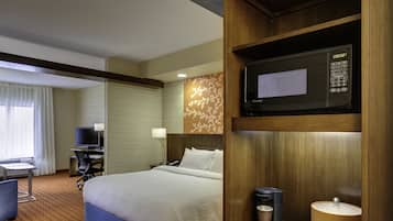 Room, 1 Queen Bed, Non Smoking | Pillow-top beds, in-room safe, desk, soundproofing