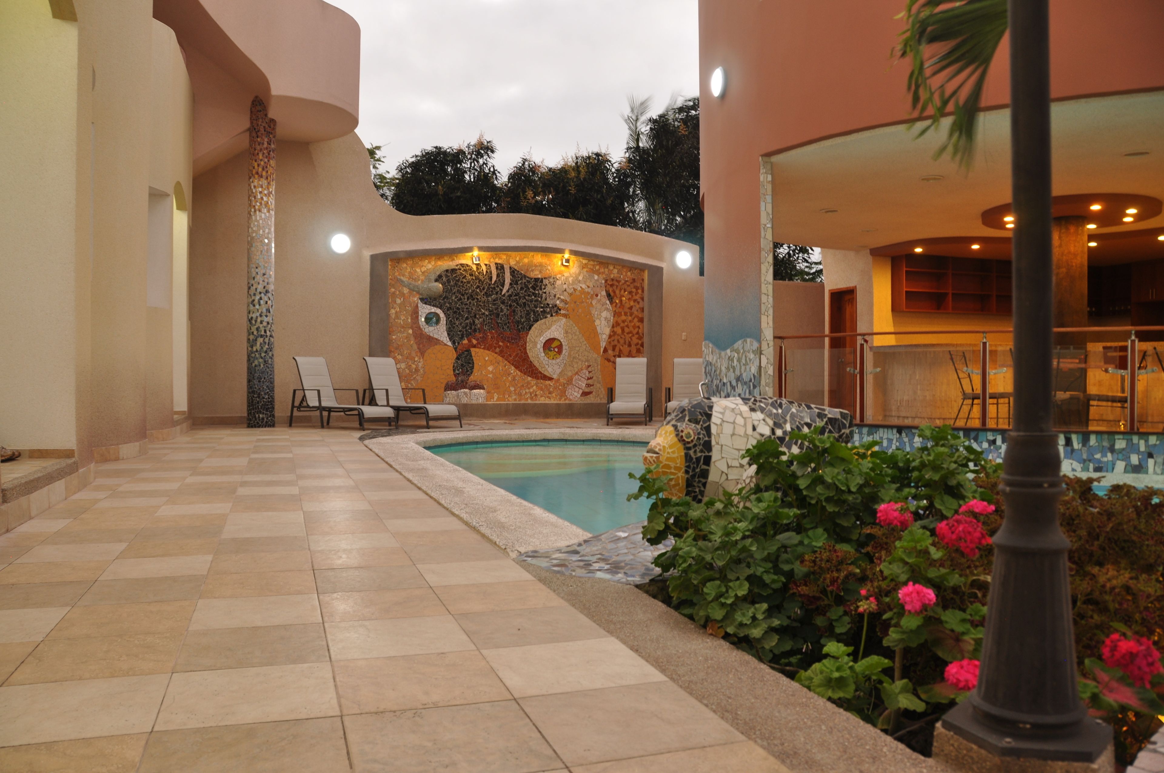 Utendørsbasseng og solsenger