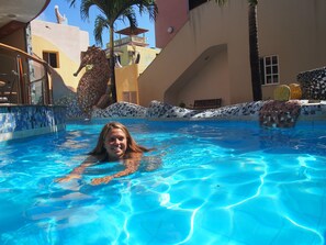 Outdoor pool, sun loungers - Hotel Katarma Galapagos (Puerto Baquerizo Moreno)
