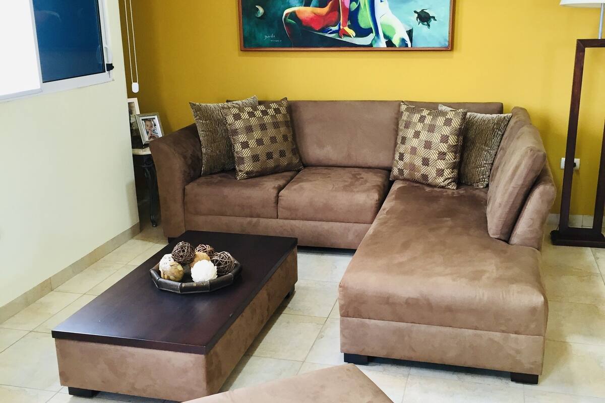 deluxe apartment, 1 king bed, kitchen, city view | living area