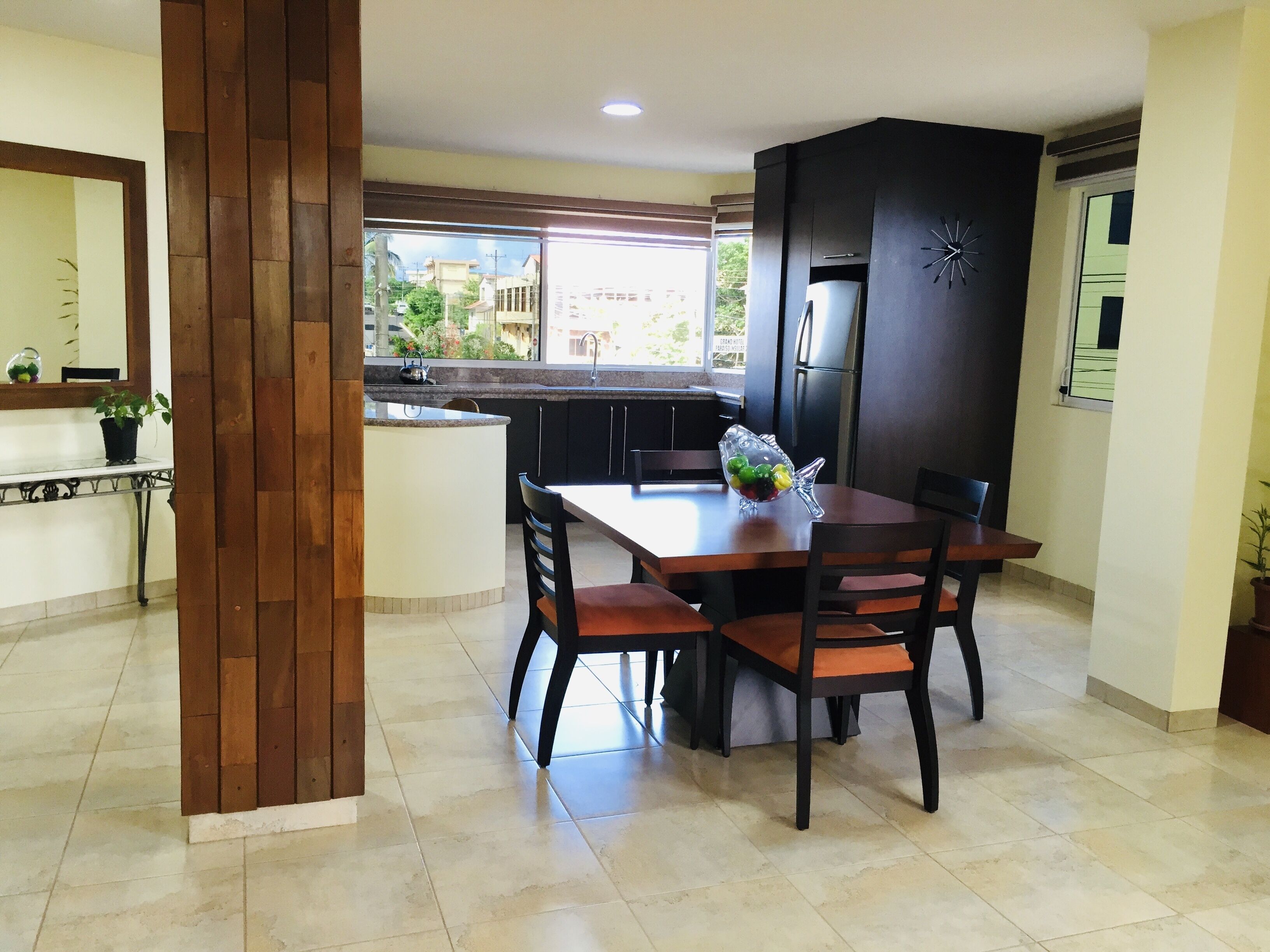 deluxe apartment, 1 king bed, kitchen, city view | in-room dining