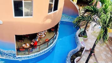 Alberca al aire libre y camastros