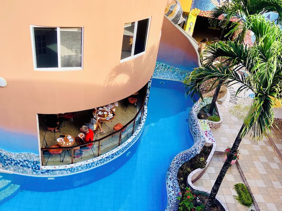 Piscina externa, espreguiçadeiras