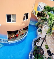Una piscina al aire libre, sillones reclinables de piscina