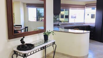 Deluxe Apartment, 1 King Bed, Kitchen, City View | Living area