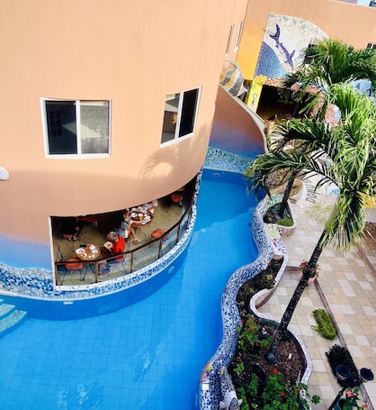 Una piscina al aire libre, sillones reclinables de piscina