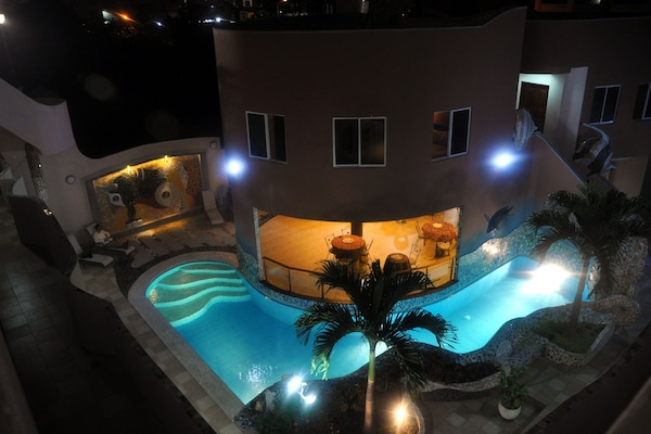 Piscina externa, espreguiçadeiras