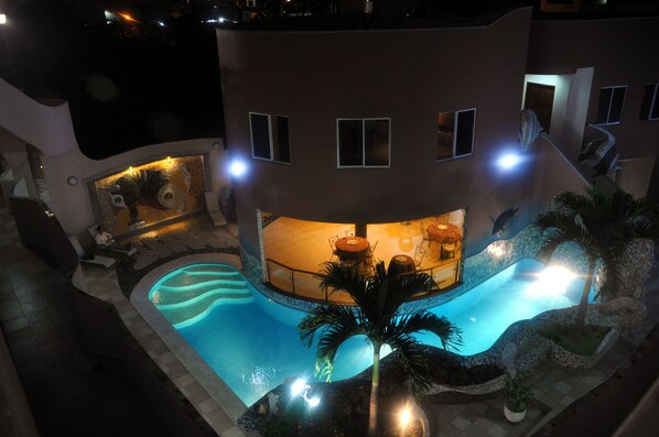 Outdoor pool, pool loungers - Hotel Katarma Galapagos (Puerto Baquerizo Moreno)