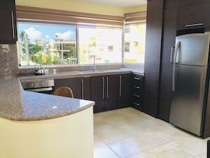 Appartement Deluxe, 1 très grand lit, cuisine, vue ville | Vue de la chambre