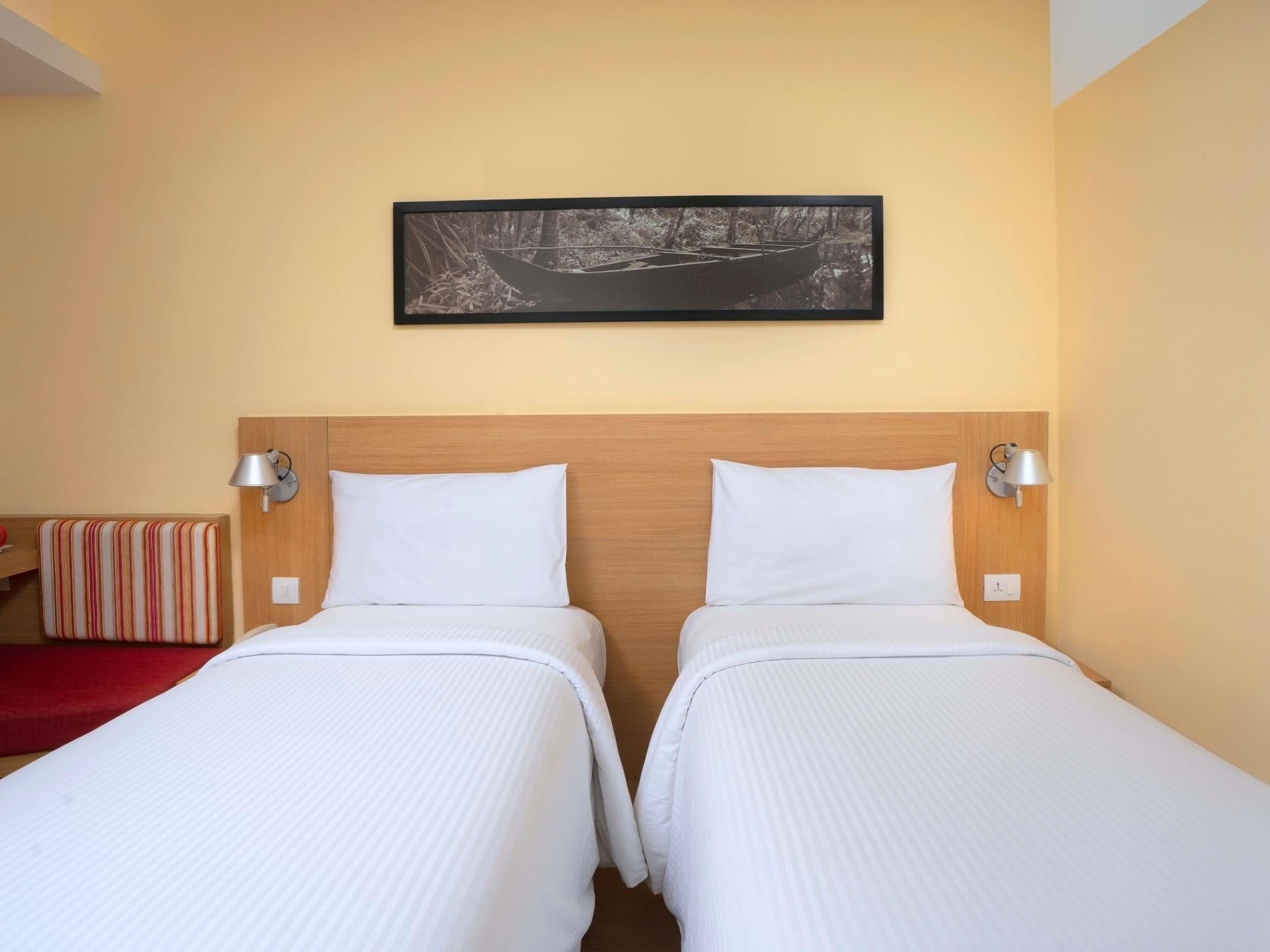 Chambre Supérieure avec lits jumeaux, 2 lits une place, vue ville (High Floor) | Literie de qualité supérieure, matelas mémoire de forme, minibar