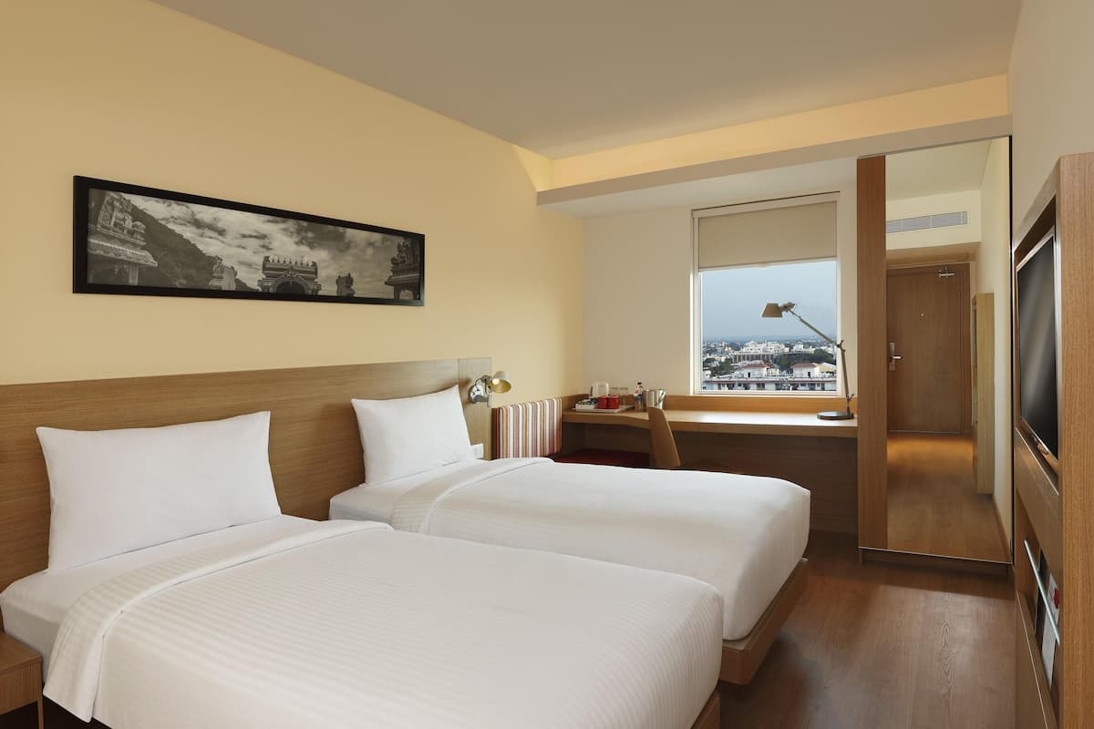 Minibar, caja de seguridad en la habitación y escritorio