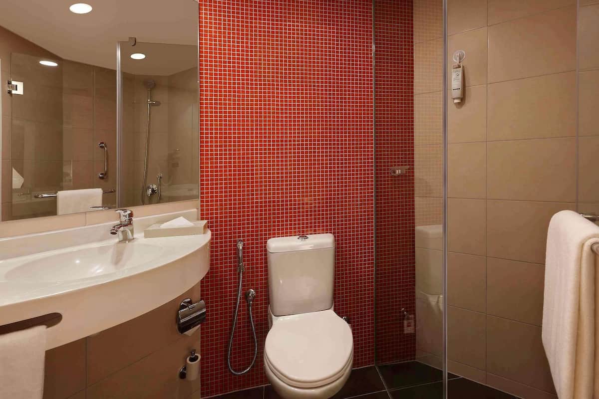 Minibar, coffre-fort, bureau