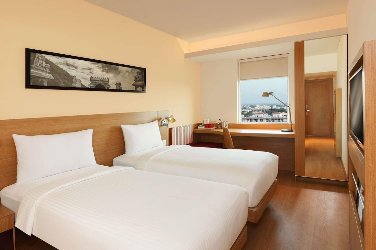 Minibar, värdeförvaringsskåp på rummet och skrivbord