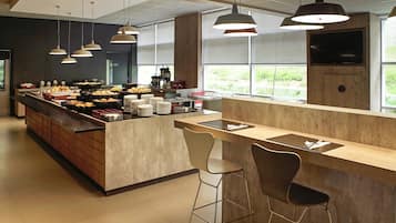 Daily buffet breakfast (BRL 49.00 per person)