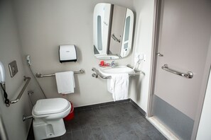 Standaard kamer, 1 tweepersoonsbed, toegankelijk voor mindervaliden | Badkamer | Een douche, milieuvriendelijke toiletartikelen, een haardroger