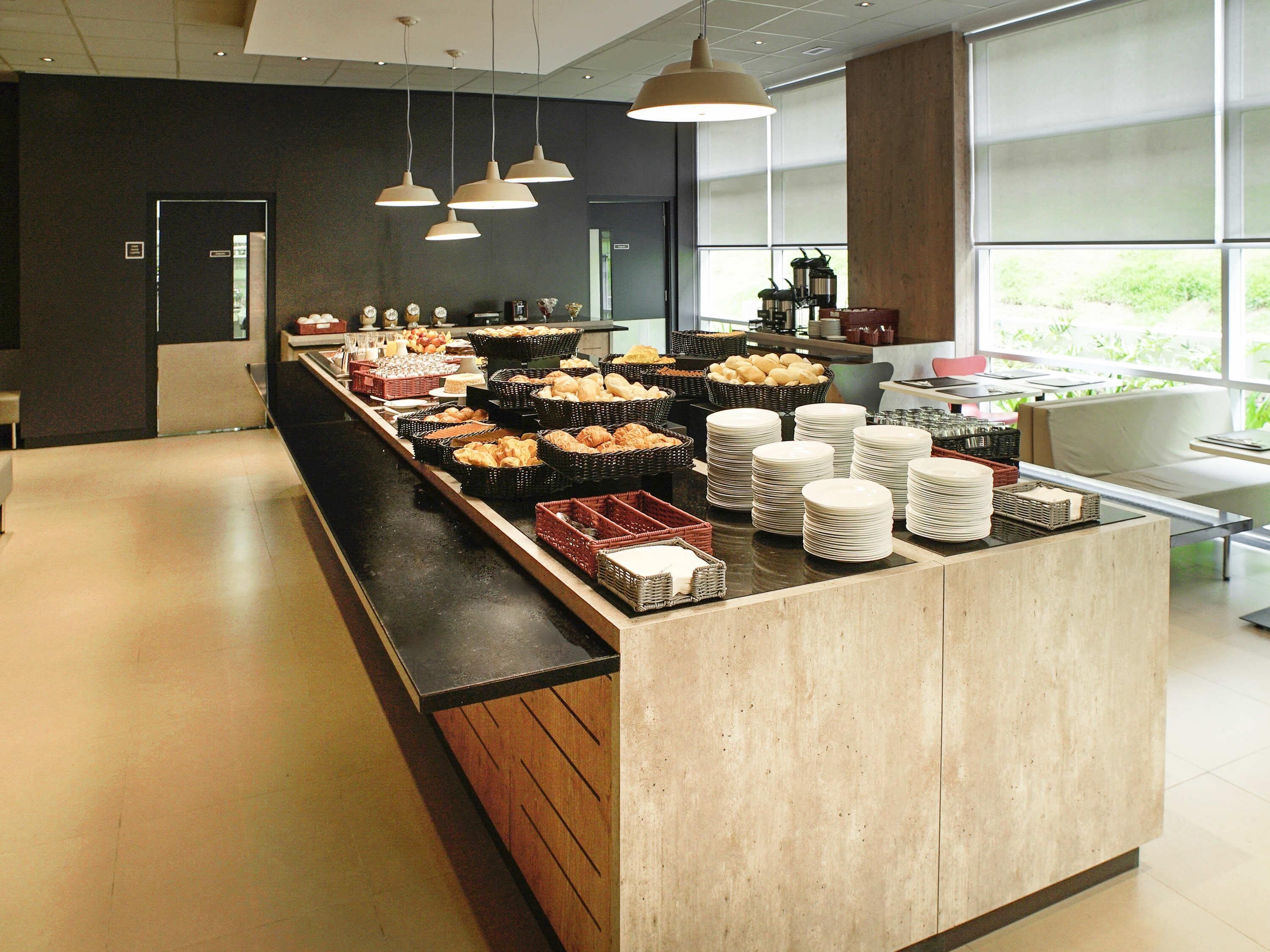 Café da manhã com buffet diário (BRL 49.00 por pessoa) 