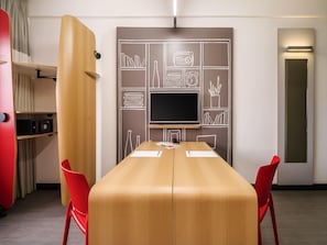 Minibar, Zimmersafe, Schreibtisch, VerdunkelungsvorhÀnge