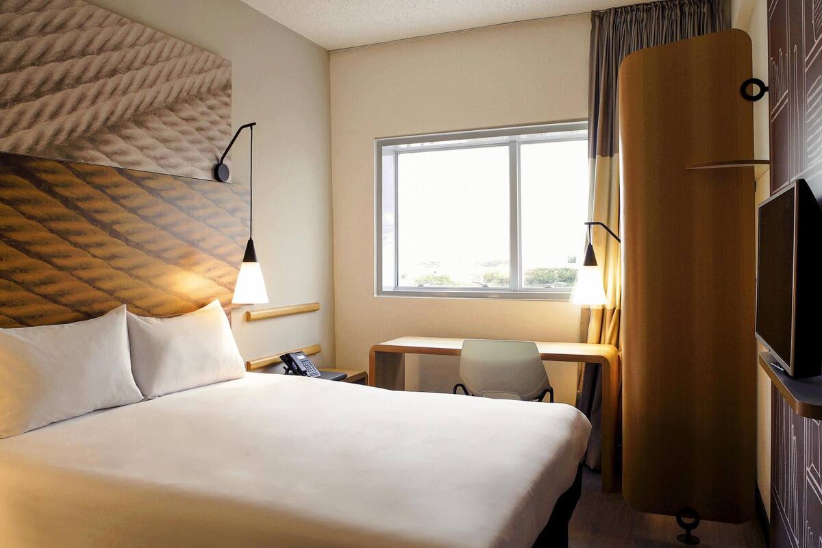Standard Room, 1 Double Bed | Minibar, in-room safe, desk, blackout drapes