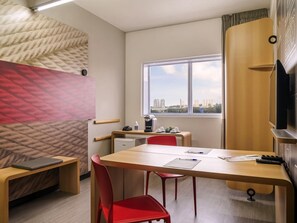 Minibar, coffres-forts dans les chambres, bureau, rideaux occultants