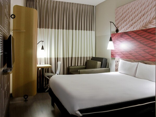 Standard Room, Multiple Beds | Minibar, in-room safe, desk, blackout drapes - Ibis Osasco (Osasco)