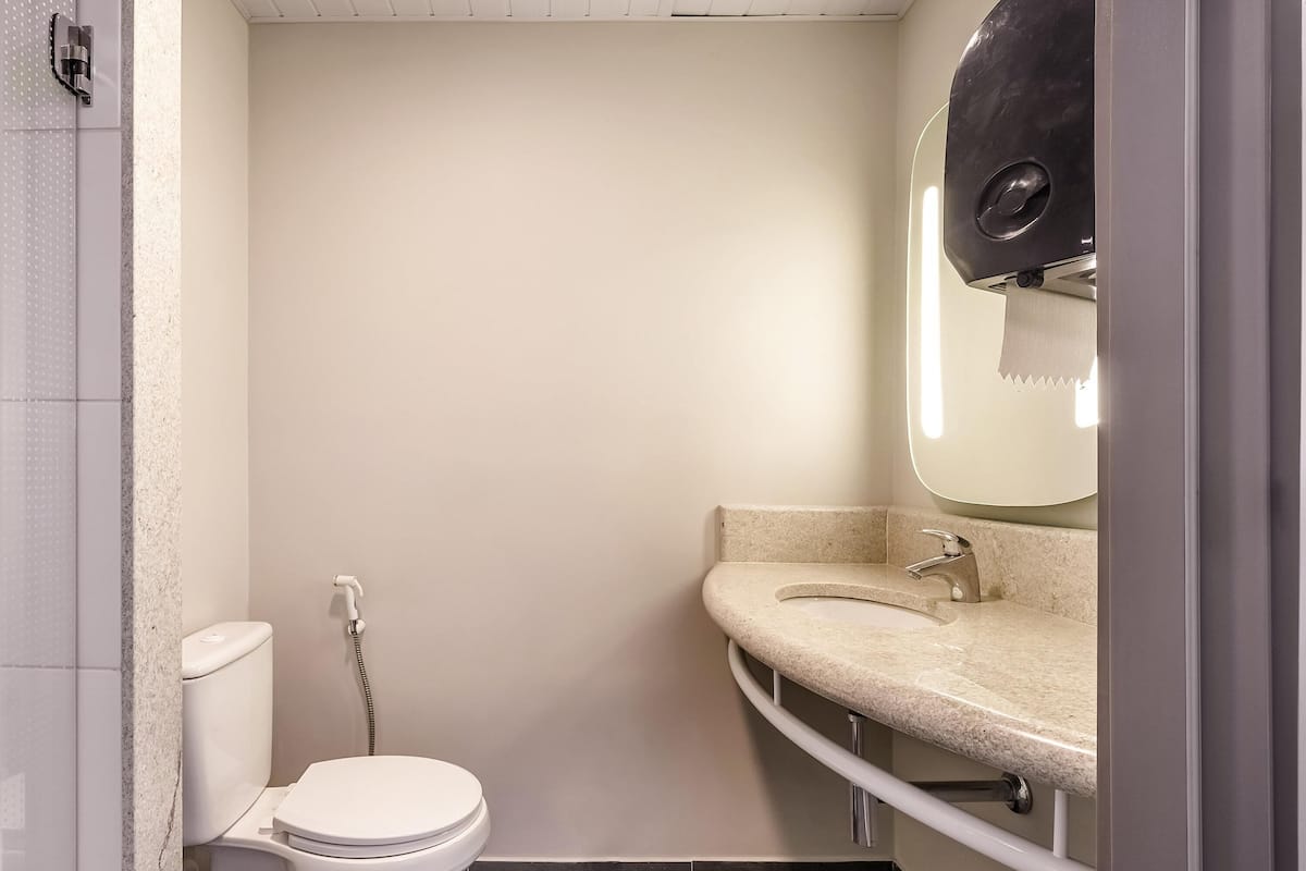 Minibar, pengeskab på værelset, skrivebord, mørklægningsgardiner