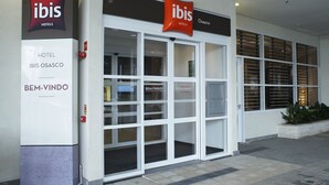 The exterior of the ibis hotels Osasco with a modern design, featuring large glass doors and signage. - Ibis Osasco (Osasco)