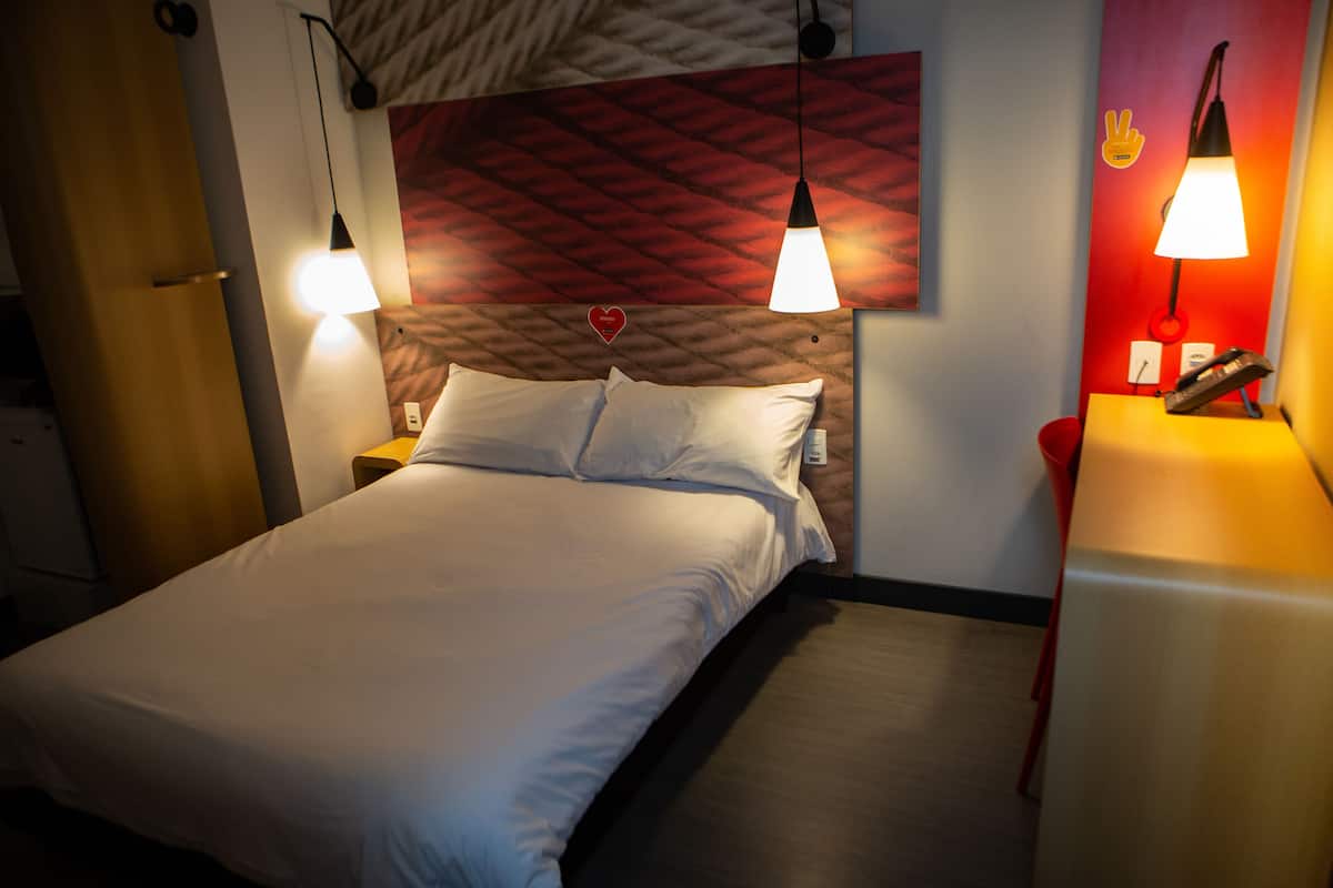 Standardzimmer, 1 Doppelbett, barrierefrei | Minibar, Zimmersafe, Schreibtisch, Verdunkelungsvorhänge