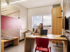 Minibar, caja de seguridad en la habitación y escritorio