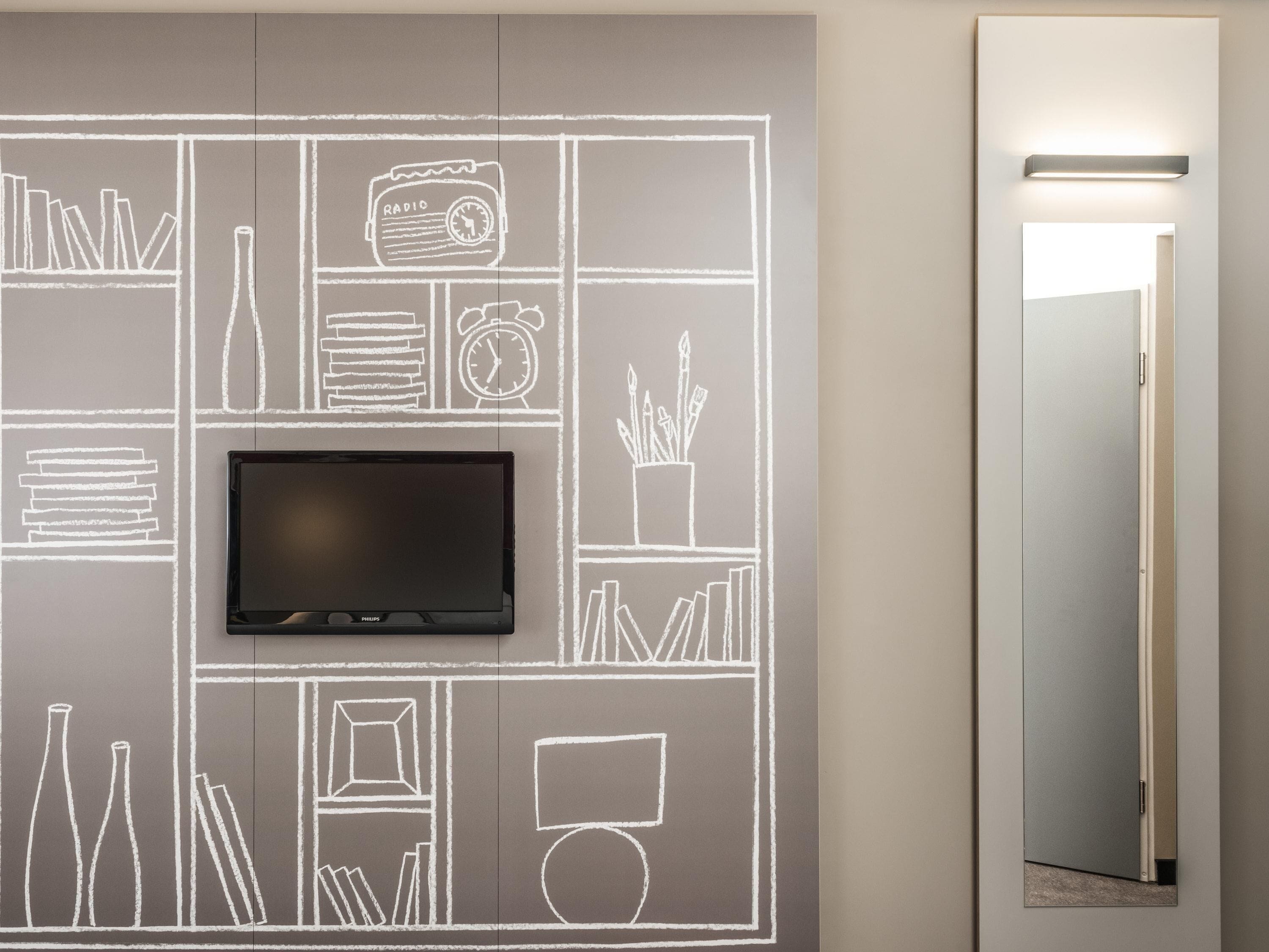 Minibar, caja de seguridad en la habitación y escritorio 