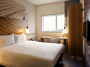 Habitación estándar, 1 cama doble | Minibar, caja fuerte, escritorio y cortinas opacas