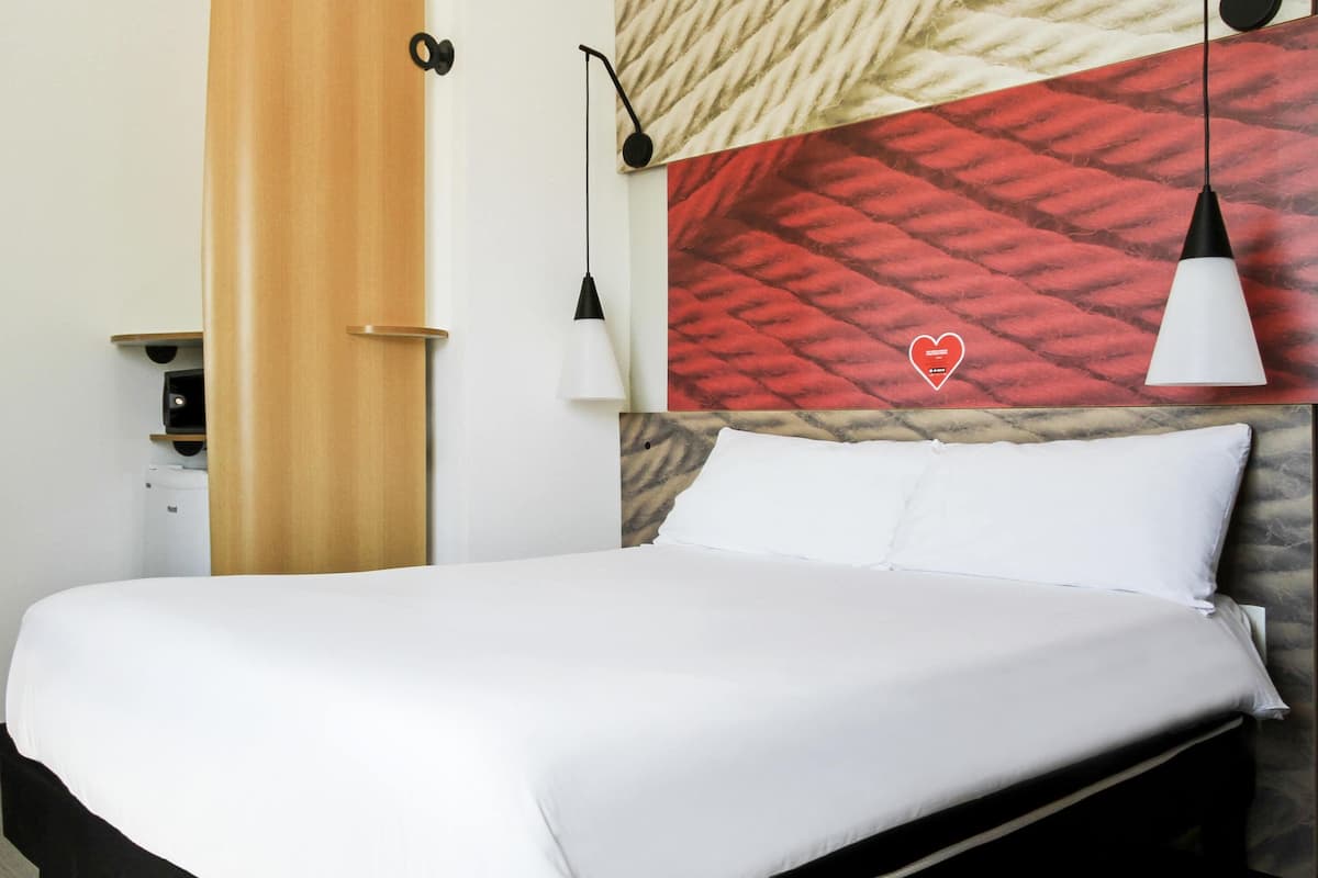 Habitación estándar, 1 cama doble, accesible para personas con discapacidad | Minibar, caja fuerte, escritorio y cortinas opacas