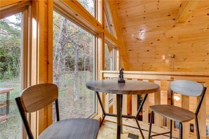 Mökki, 1 makuuhuone, parveke, vuoristonäköala (Blue Skies Cabin 4521) | Ruokailu omassa huoneessa