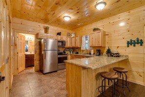 Mökki, 1 makuuhuone, parveke, vuoristonäköala (Blue Skies Cabin 4521) | Yksityinen keittiö | Täysikokoinen jääkaappi, mikroaaltouuni, uuni, liesi