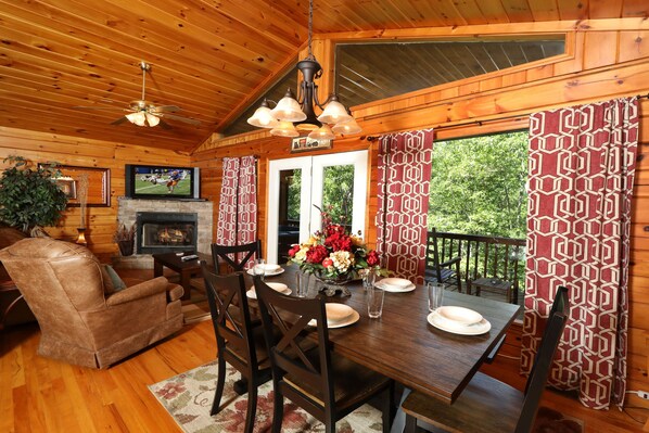 Cabaña, 3 habitaciones, tina (Just Hanging Out Cabin) | Servicio a la habitación