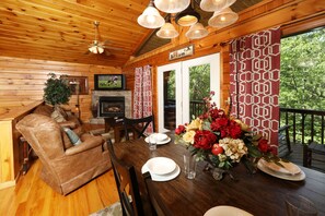 Cabaña, 3 habitaciones, tina (Just Hanging Out Cabin) | Área de sala de estar | Chimenea y reproductor de DVD 