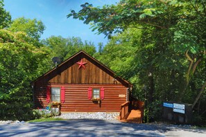 Cabaña, 3 habitaciones, tina (Just Hanging Out Cabin) | Vista a la calle