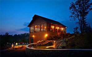 Fachada da propriedade à noite