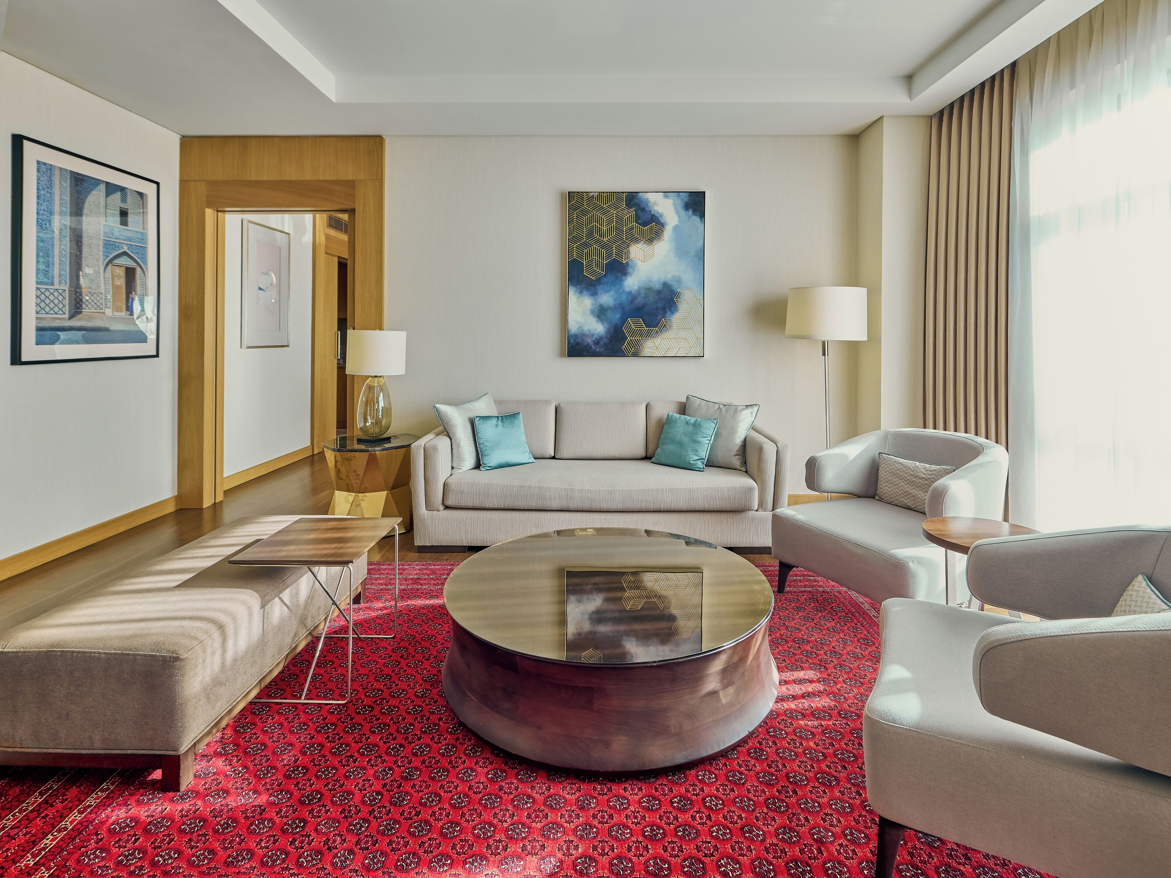 スイート (Diplomat) | リビング エリア | 55 インチの液晶テレビ (衛星放送視聴可)、テレビ