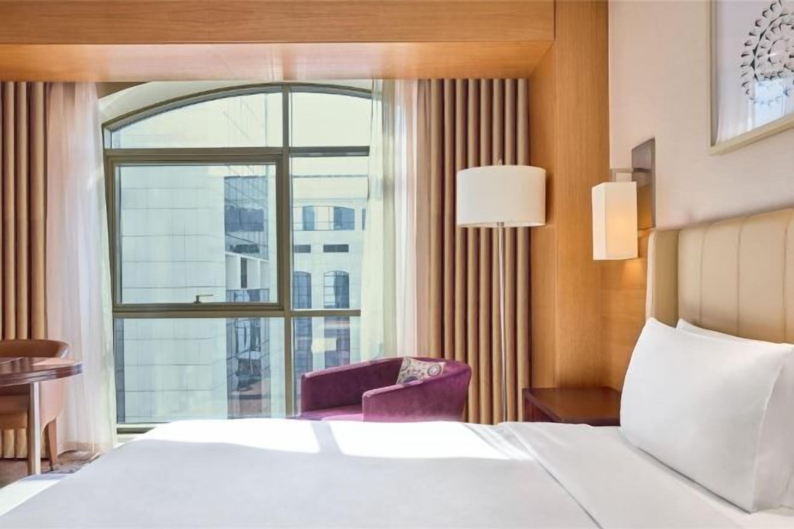 Ropa de cama hipoalergénica, minibar, caja fuerte y escritorio