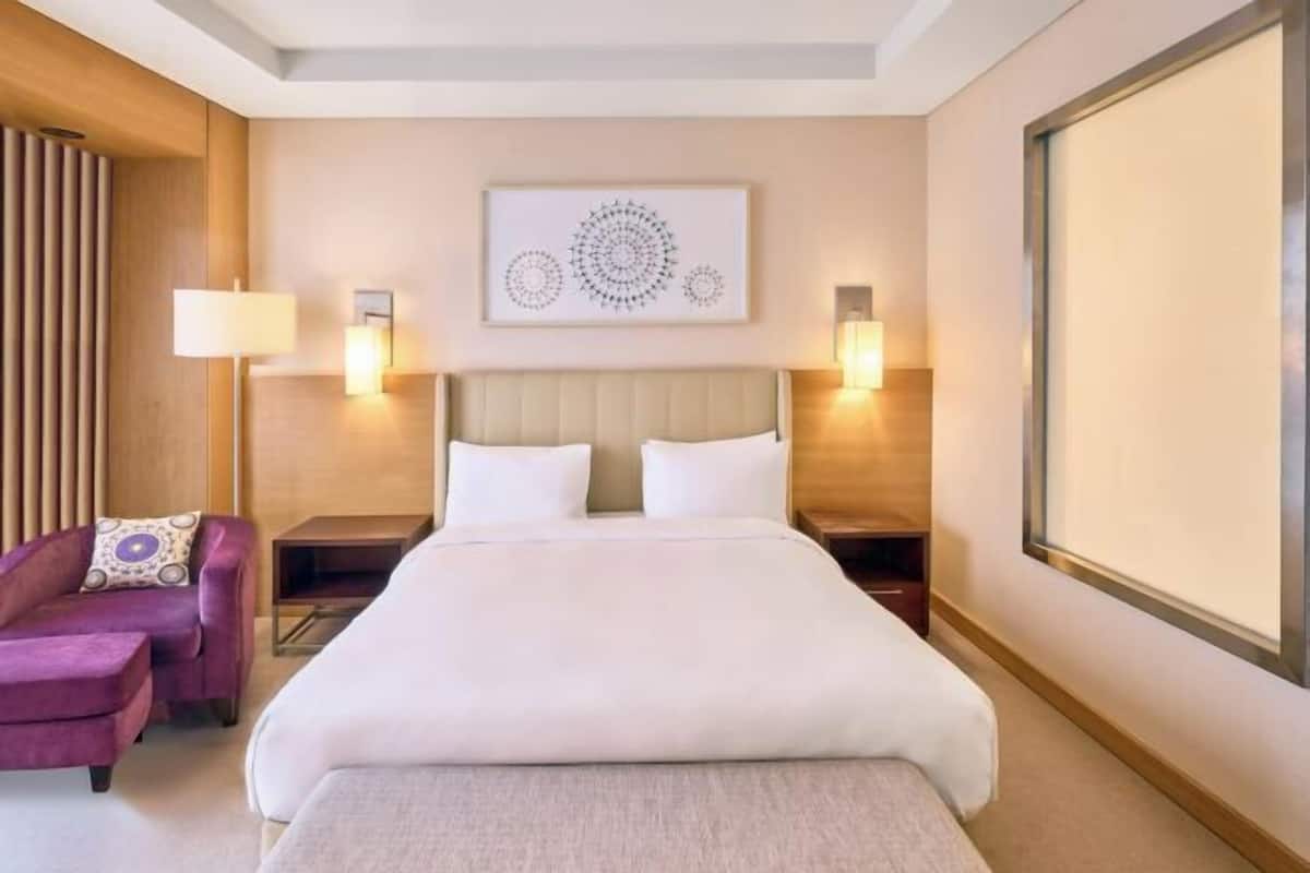 Ropa de cama hipoalergénica, minibar, caja fuerte y escritorio